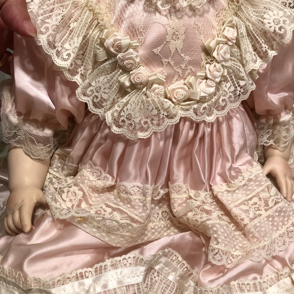 #82 1996-2000 Thelma Reach 22” Porcelain Doll Blonde Hair Pink Eyes & Dress - Picture 12 of 16